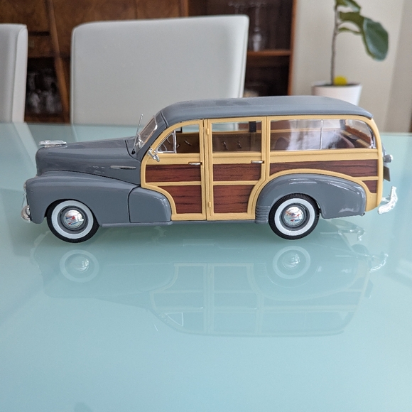 Maisto 1948 Chevrolet Fleetmaster Woody Wagon 1/18 Scale Die Cast Model Car - Picture 4 of 10